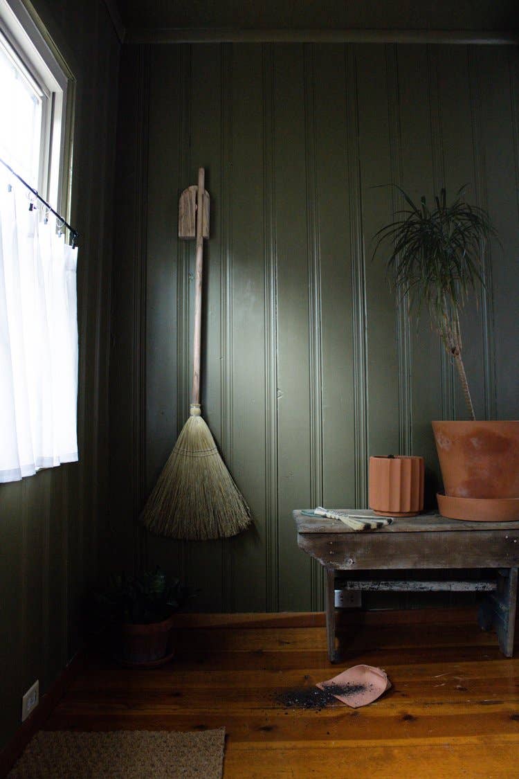 Dutch Broom Hanger