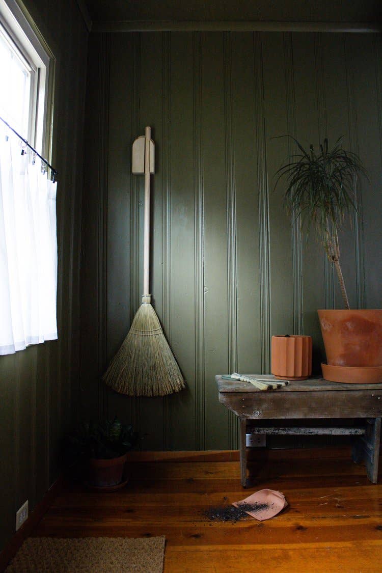Dutch Broom Hanger