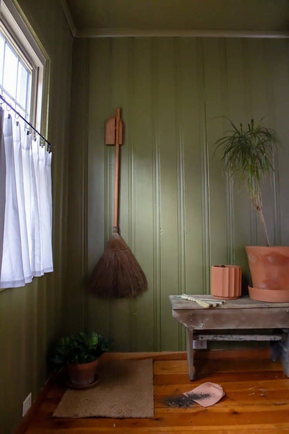 Dutch Broom Hanger