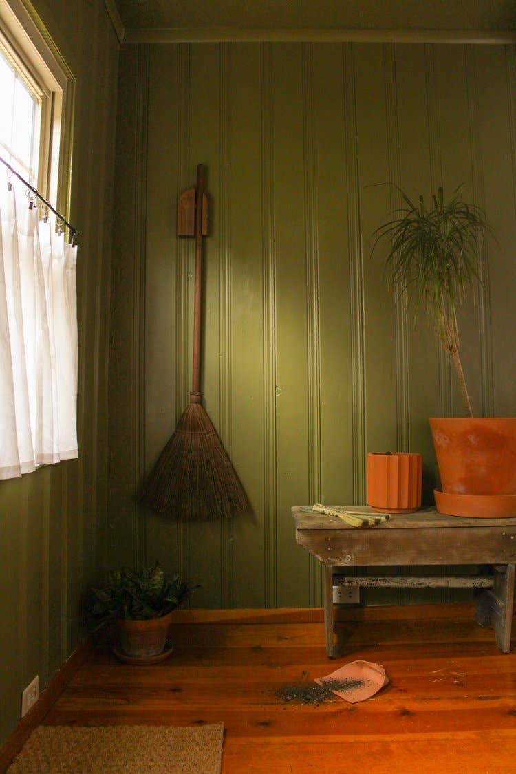 Dutch Broom Hanger