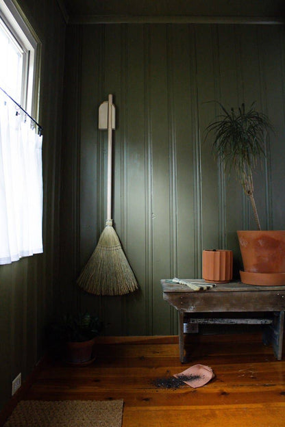 Dutch Broom Hanger
